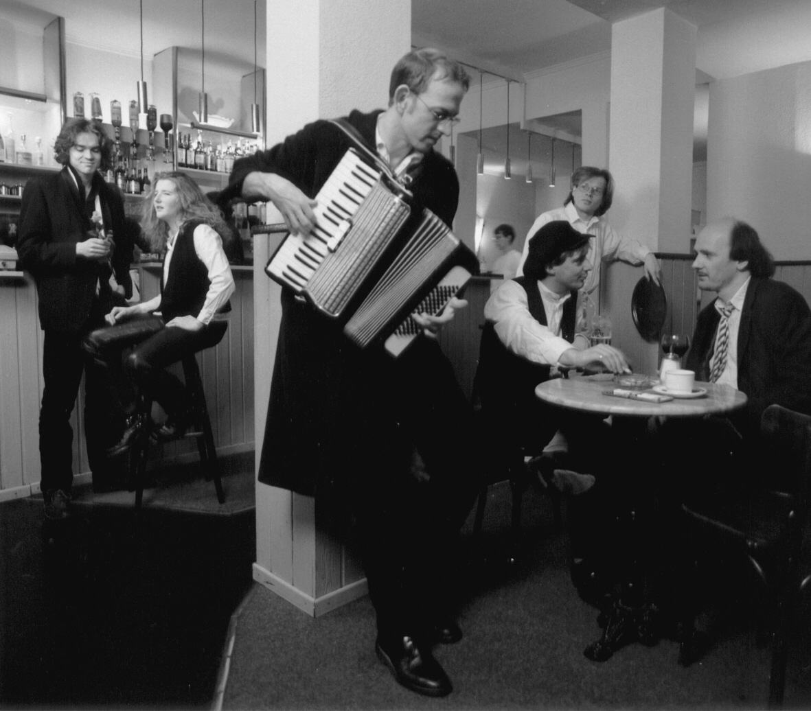        bandfoto.jpg (437x383)